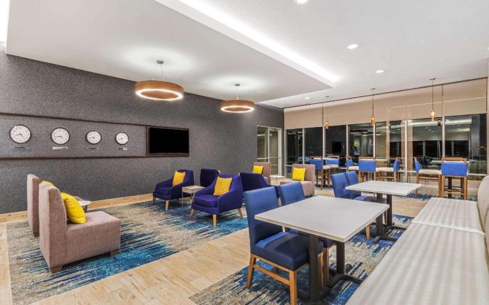 La Quinta Inn & Suites by Wyndham Kansas City Beacon Hill