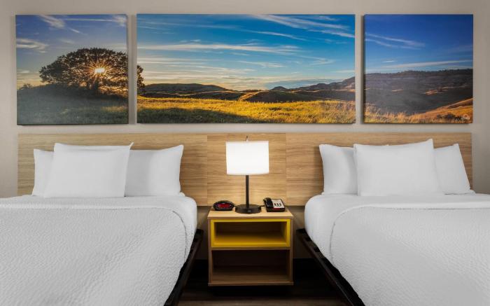 Days Inn and Suites by Wyndham Hammond IN