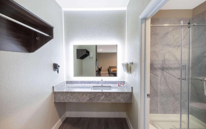 Days Inn & Suites by Wyndham La Porte