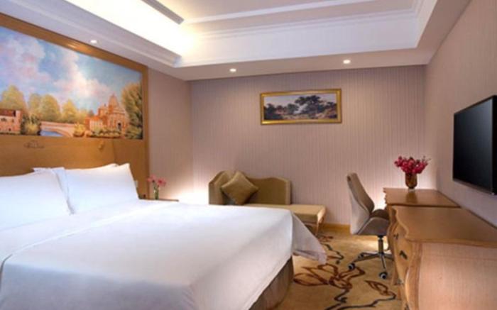 Vienna Hotel Shenzhen Nanyou Clothing Market Nanguang Metro Station