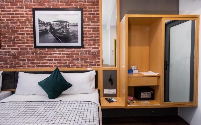 B Street Hotel