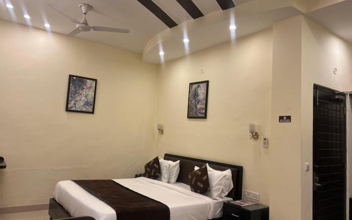 Home in the Hills, Resort & Restaurant