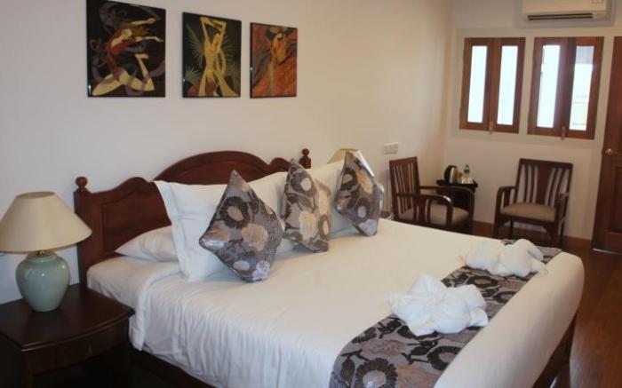 Heeren Straits Hotel