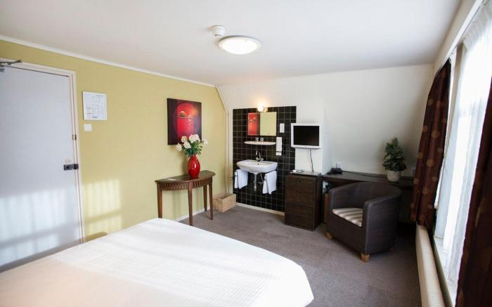 Quentin Golden Bear Hotel