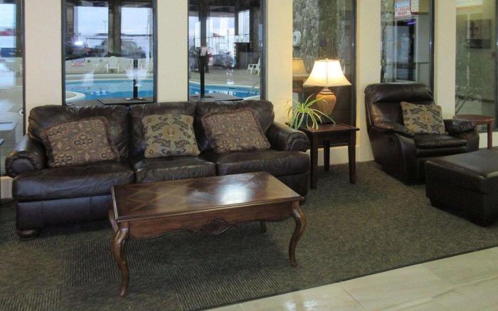 Econo Lodge Inn & Suites