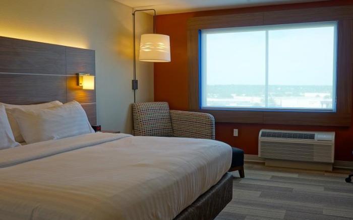 Holiday Inn Express & Suites Omaha - Millard Area By IHG