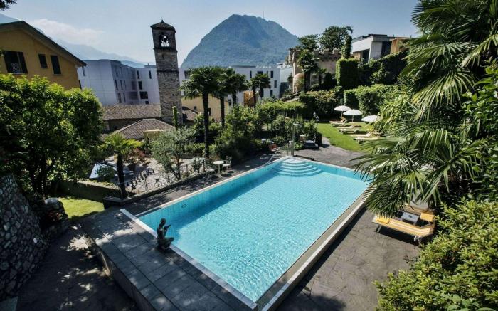 International au Lac Historic Lakeside Hotel