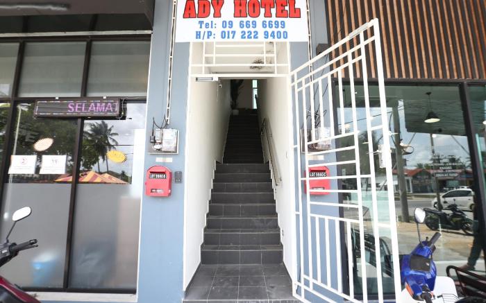 Super OYO 89678 Ady Hotel