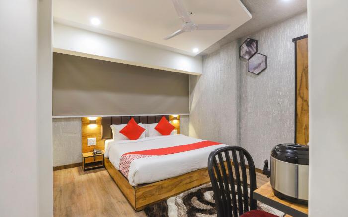 OYO 43037 Hotel Diamond Plaza