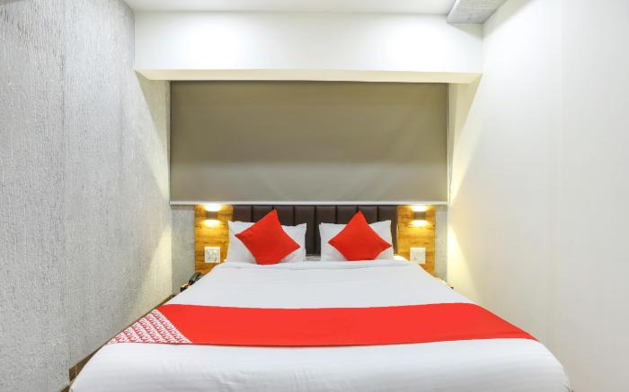OYO 43037 Hotel Diamond Plaza