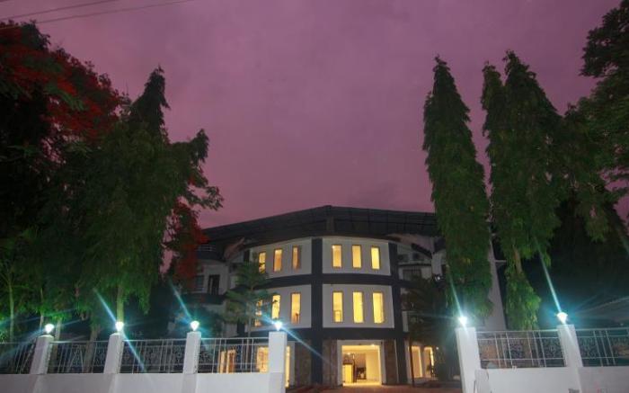 STRAND RESORT