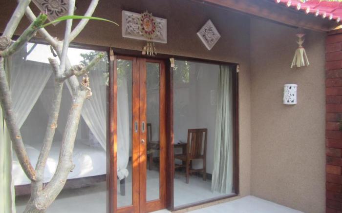 Made Taro - Menjangan Homestay