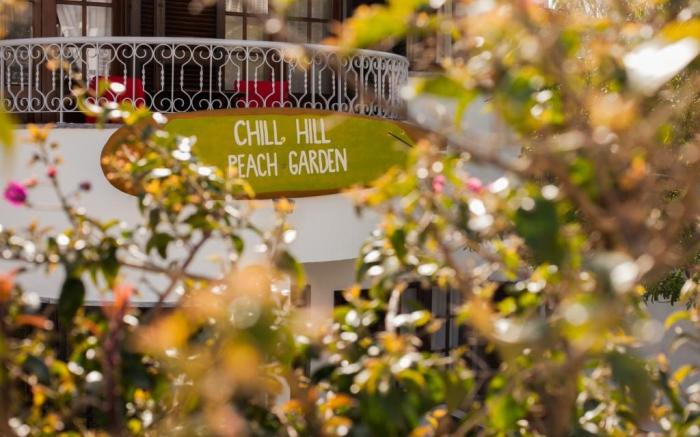 Ericeira Chill Hill Hostel and Private Rooms - Peach Garden