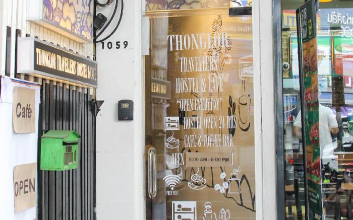 Thonglor travellers' hostel and cafe'