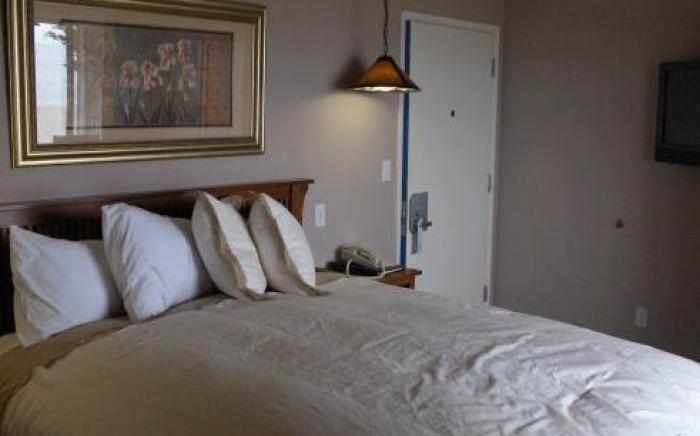 Gualala Surf Inn on the ocean bluff