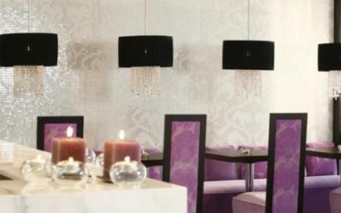 Hotel In - Lounge Room