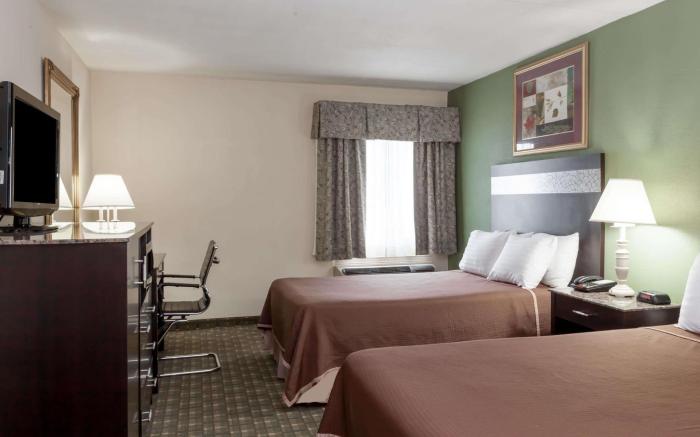 Howard Johnson Hotel by Wyndham Newark Airport