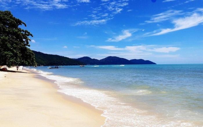 Deluxe PoolView Beach Batu Ferringhi 2 Rooms - 502