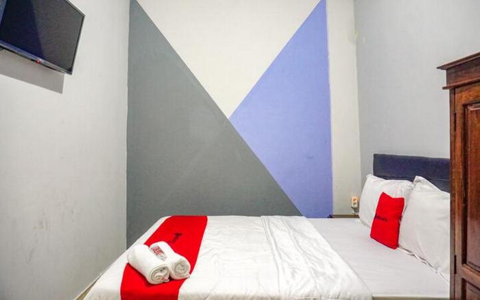 RedDoorz near Penimbangan Beach Singaraja