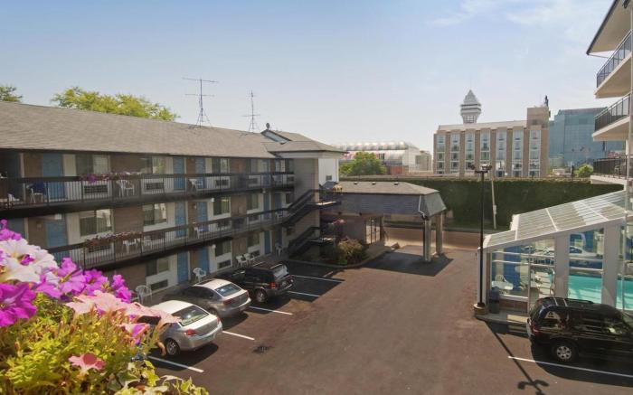Super 8 by Wyndham Niagara Falls by the Falls