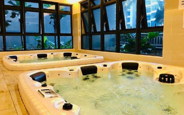 Atlantis -B13-6pax/5 mintoTown Jonker St/Pool View