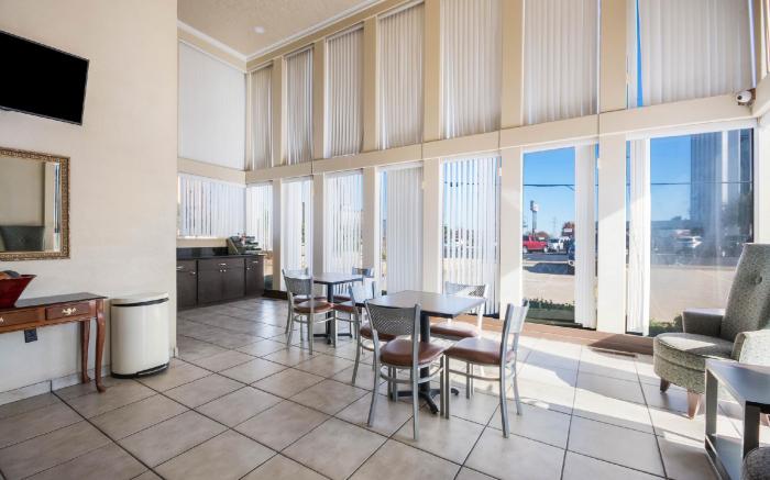 Econo Lodge Inn & Suites