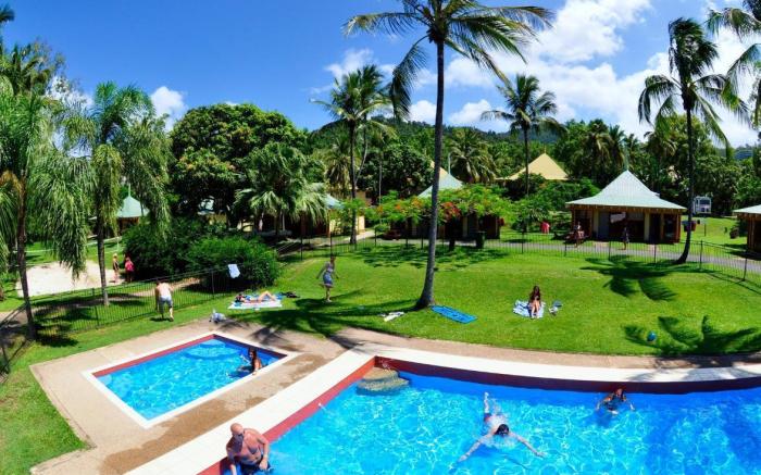 Nomads Airlie Beach Hotel