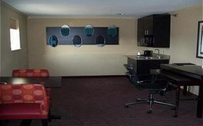 Holiday Inn Express Hotel & Suites North Kansas City By IHG