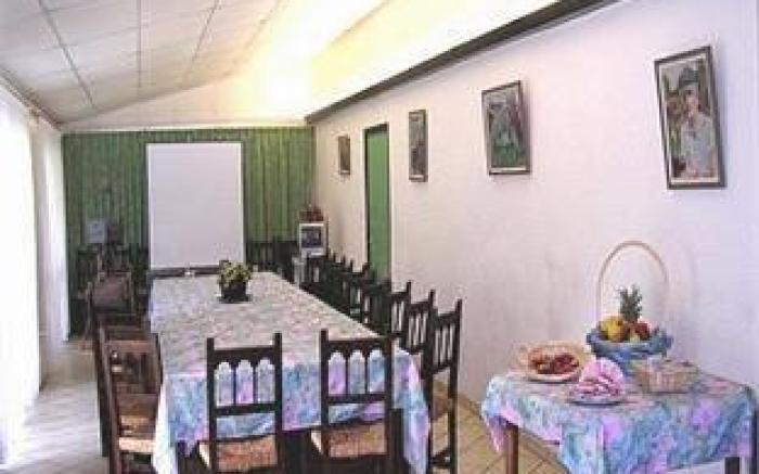Hotel Restaurant La Creche et sa piscine interieure - Logis Hotels