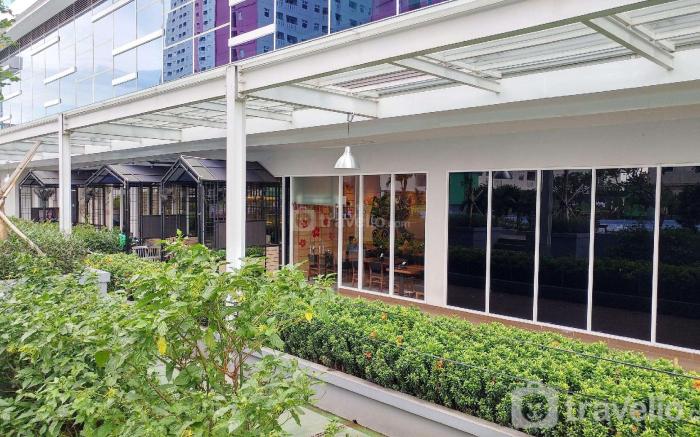 Studio with Access to Mall Green Pramuka Travelio