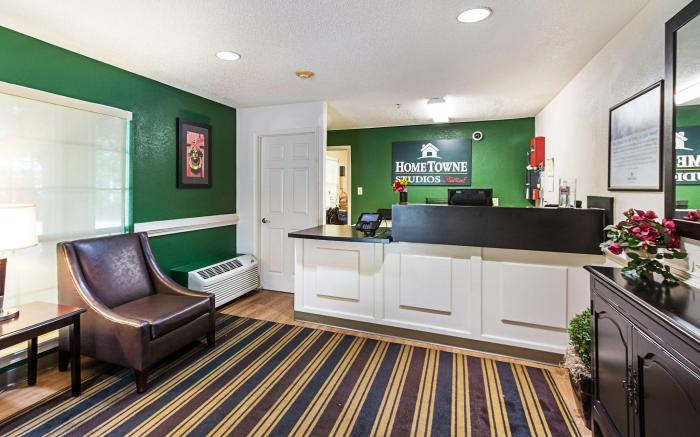 HomeTowne Studios by Red Roof Atlanta – Lawrenceville