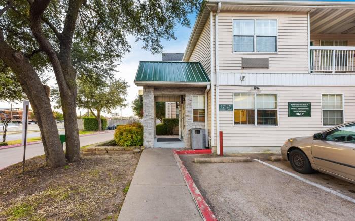 HomeTowne Studios Dallas - North Addison/ Tollway