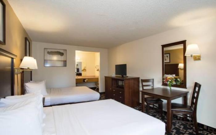 MorningGlory Inn & Suites