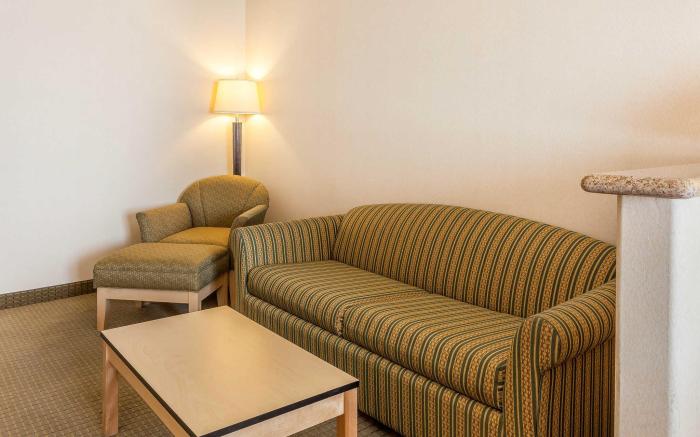 Comfort Inn & Suites Airport Convention Center