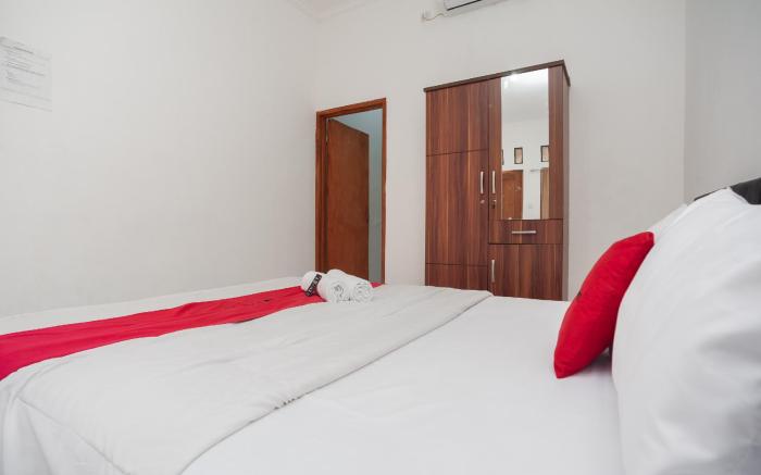 RedDoorz Syariah Plus near Jatiwarna Toll Gate
