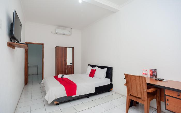 RedDoorz Syariah Plus near Jatiwarna Toll Gate