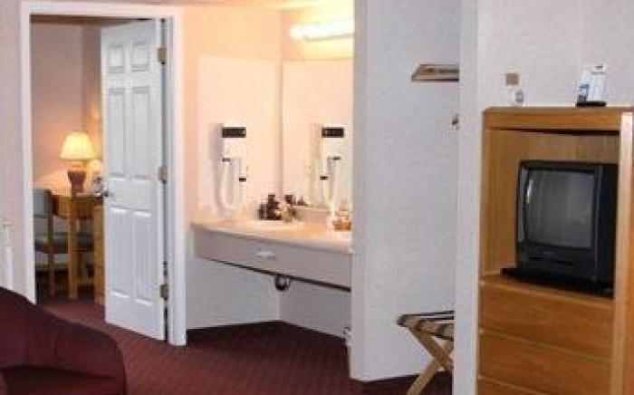 Budget Host Inn & Suites