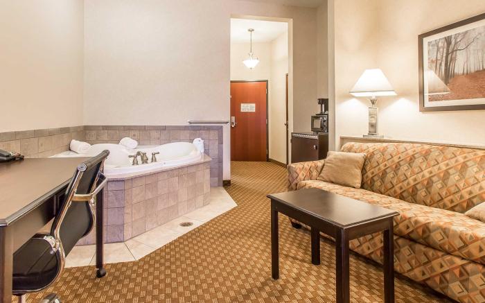 Comfort Suites Hopkinsville near Fort Campbell