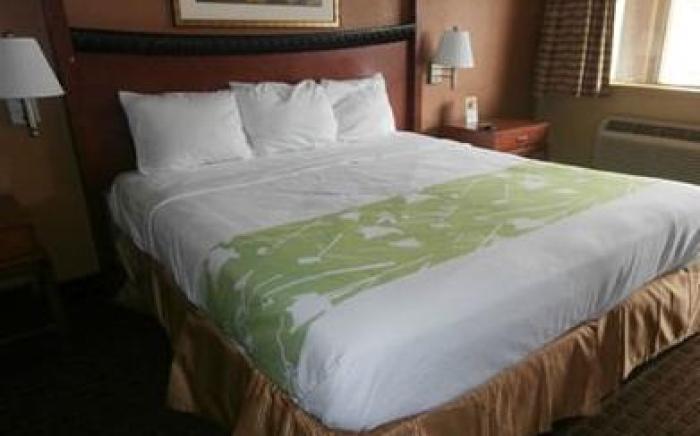 Econo Lodge Inn & Suites I-64 & US 13