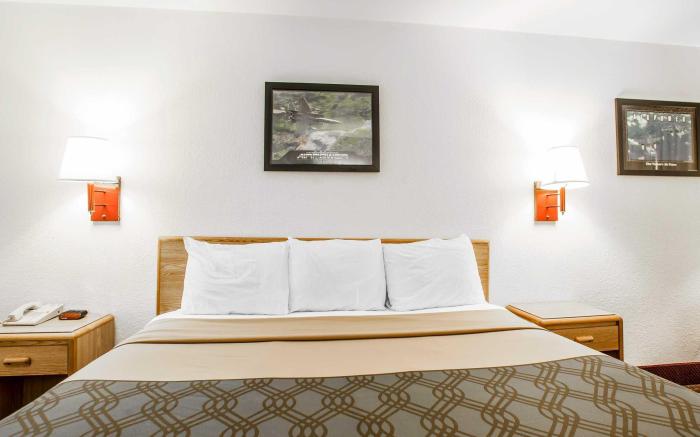 Econo Lodge Truman Inn