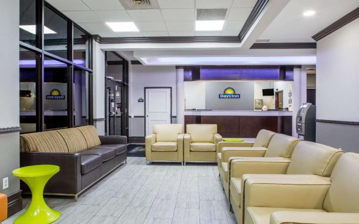 Days Inn & Suites by Wyndham Orlando Airport