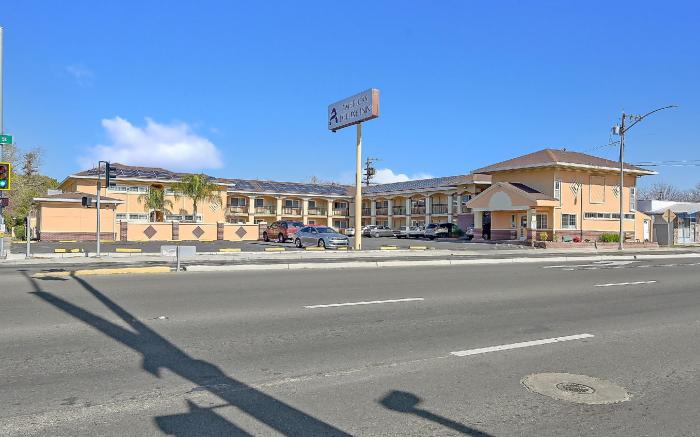 Americas Deluxe Inn