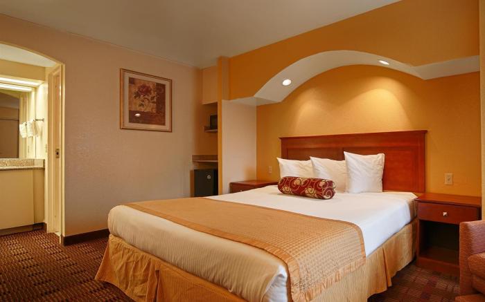Sure Stay Hotel by Best Western East Brunswick Inn
