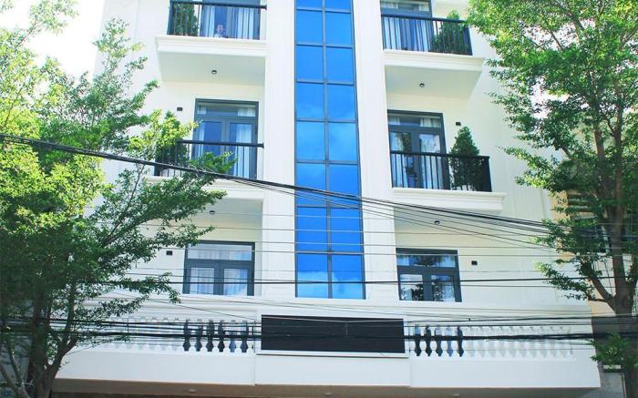 DELUXE HOTEL