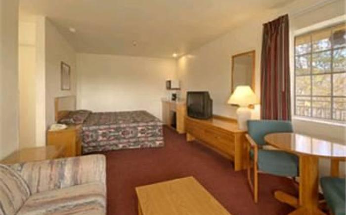 Upper Lake Inn & Suites