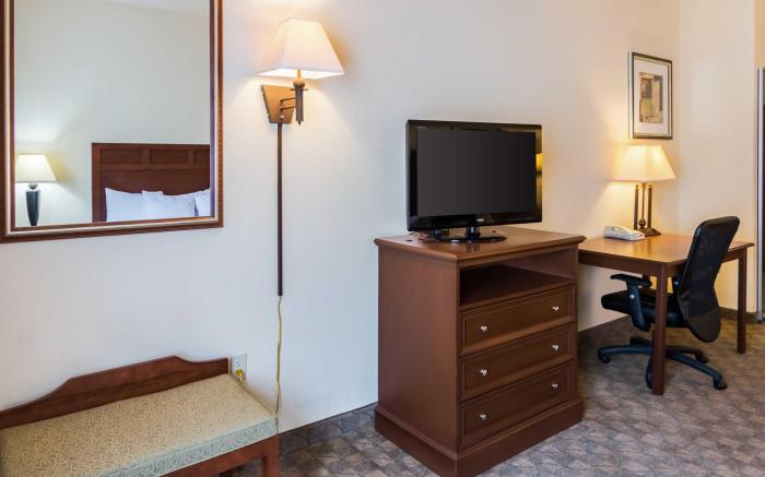 Baymont Inn & Suites by Wyndham Glen Rose