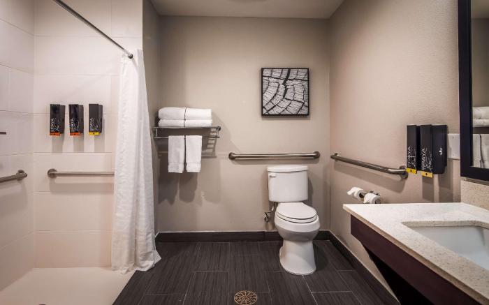 Best Western Plus Bay City Inn & Suites