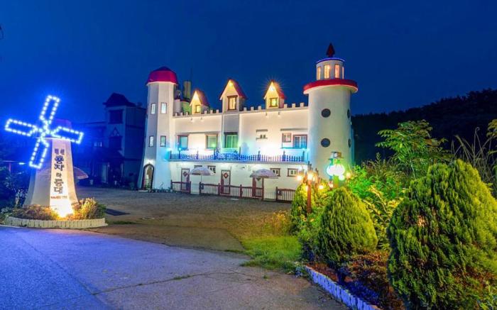 Windmill and light house pension