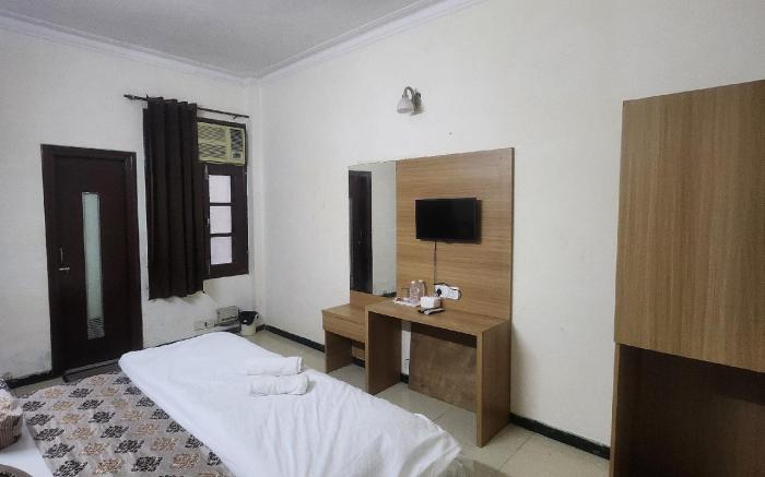 Gurjeet Hotel By Naavagat