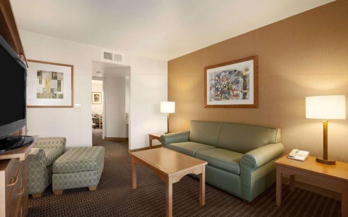 Ramada by Wyndham Costa Mesa/Newport Beach